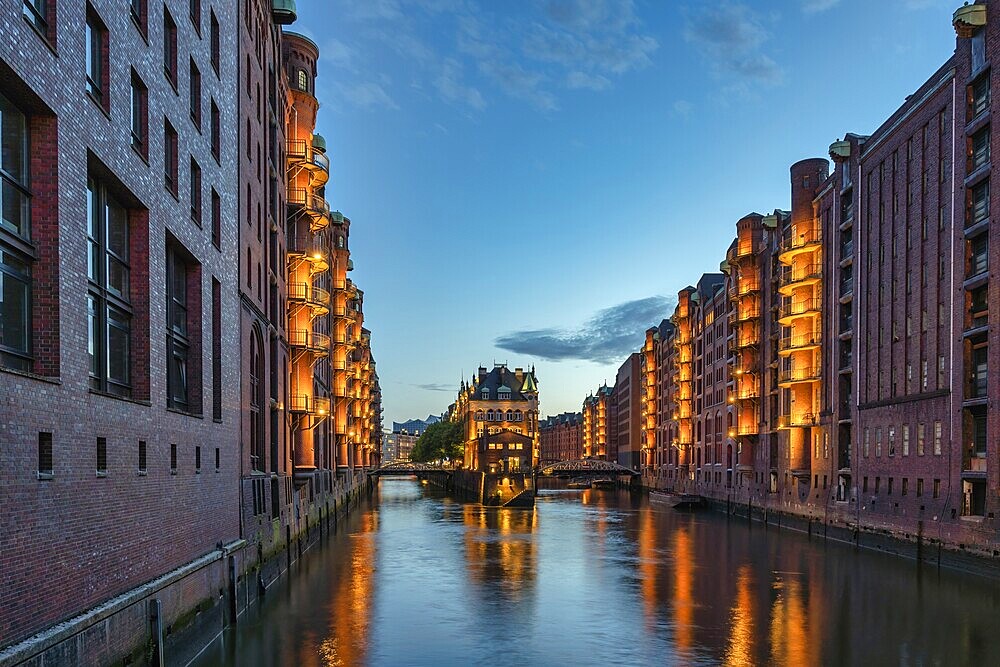 Hamburg Deutschland, nächtliche Stadtsilhouette an Speicherstadt und Kanal
