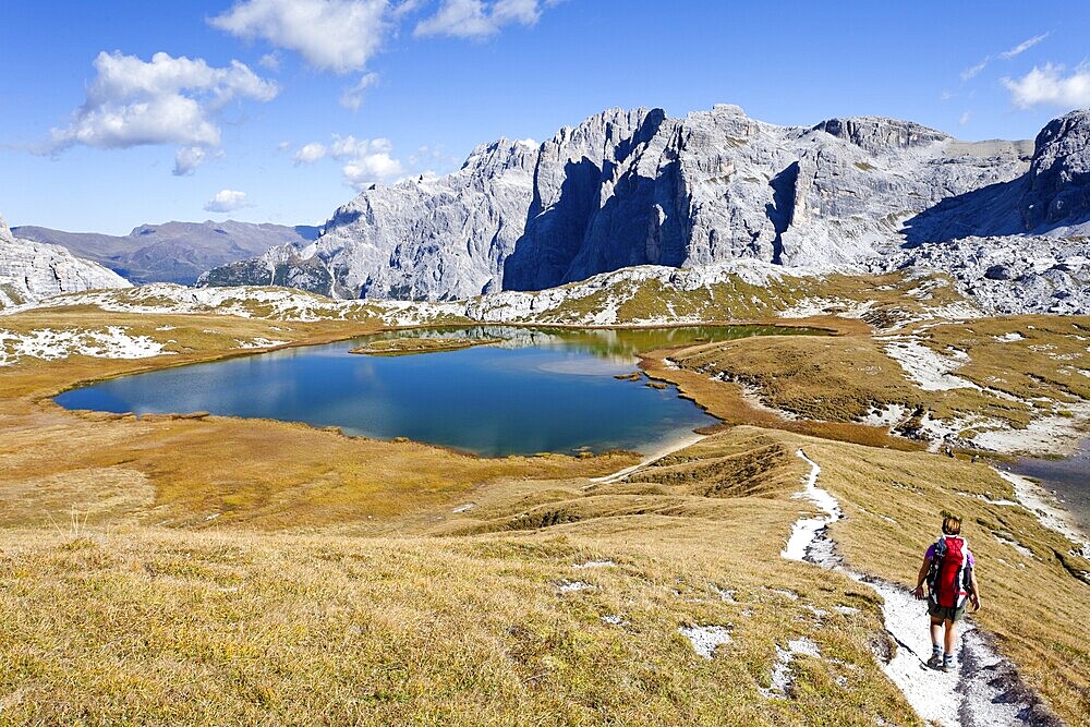 Hikers descending from the Rifugio Antonio Locatelli S. Innerkofler, at the Boedenseen lakes, Mt Cima Una on the right, Mt Croda Rossa di Sesto in the back, Hochpustertal valley or Alta Pusteria, Sexten, Dolomites, South Tyrol, Italy, Europe