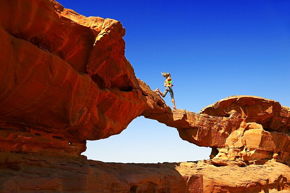 Trailrunning at Rock Arch, Al Borg Alsagheer, Wadi Rum, Jordan, Asia
