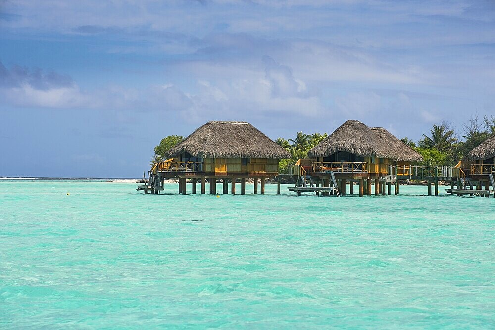 Overwater bungalows on stilts in luxury hotel, Bora Bora, Französisch-Polynesien