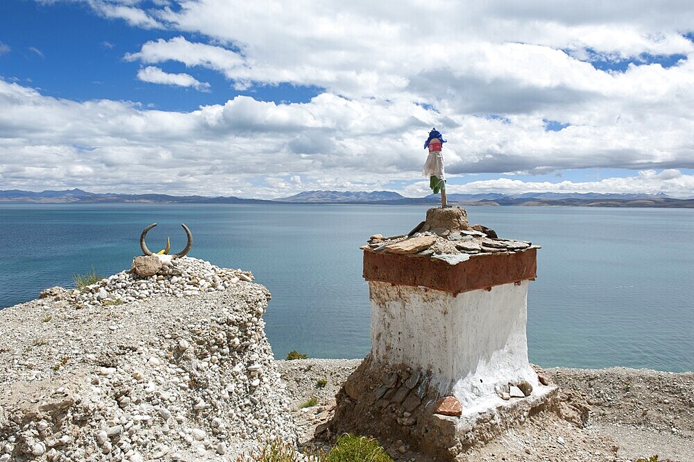 Tibetan Buddhism, Stupa or Chorten, Gossul Gompa Monastery above Lake Manasarovar, Mapham Yutsho, Kailash area, Ngari, Trans-Himalaya, Himalayas, West Tibet, Tibet Autonomous Region, People's Republic of China, Asia