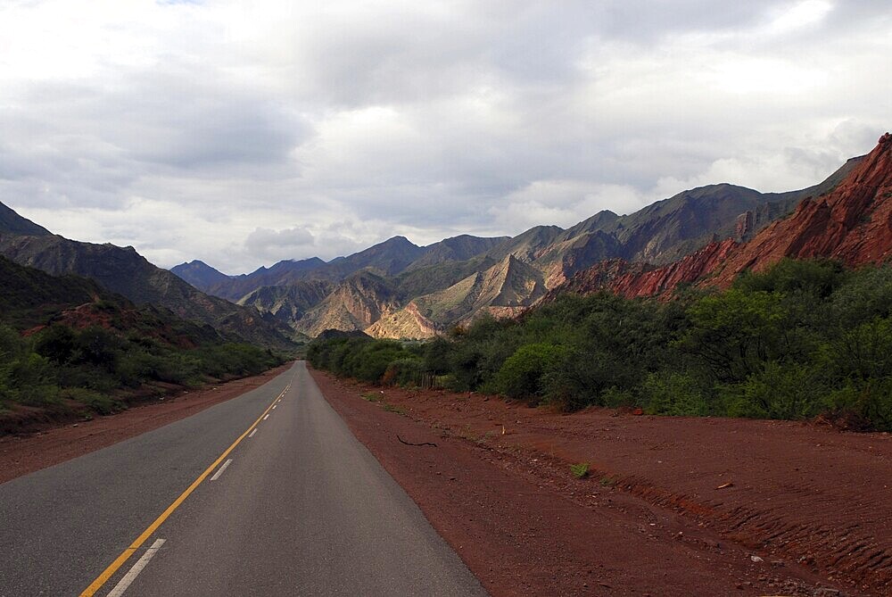 Road, panoramic view of colourful sandstone formations, Quebrada del Río Las Conchas, Cafayate, Salta Province, Andes, Agentina, South America