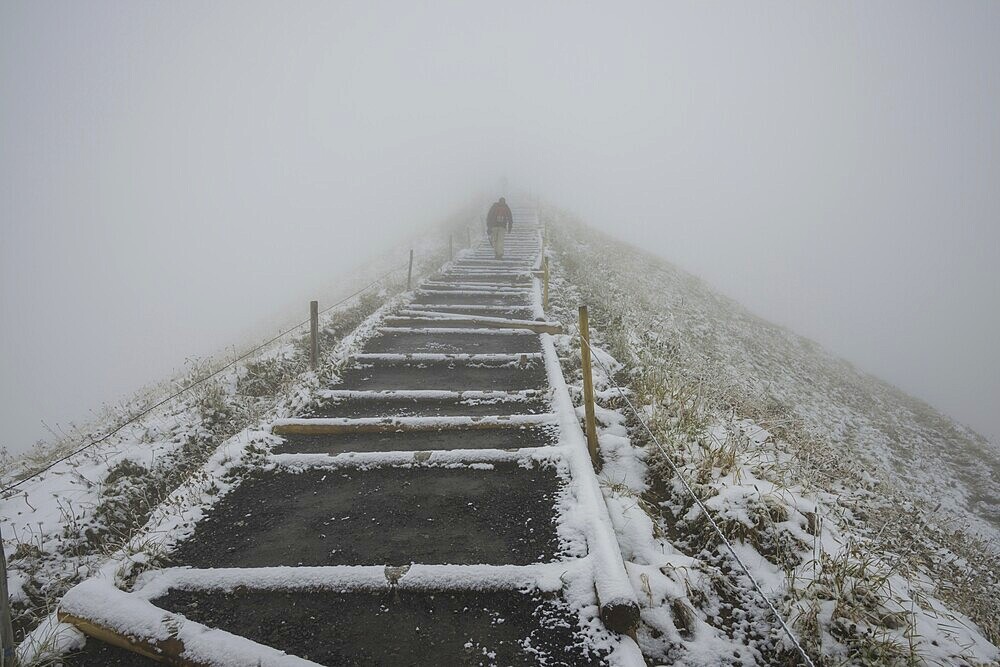 Climber in winter, thick fog, summit ridge to Fellhorn, Allgäu Alps, Bavaria, Germany, Europe