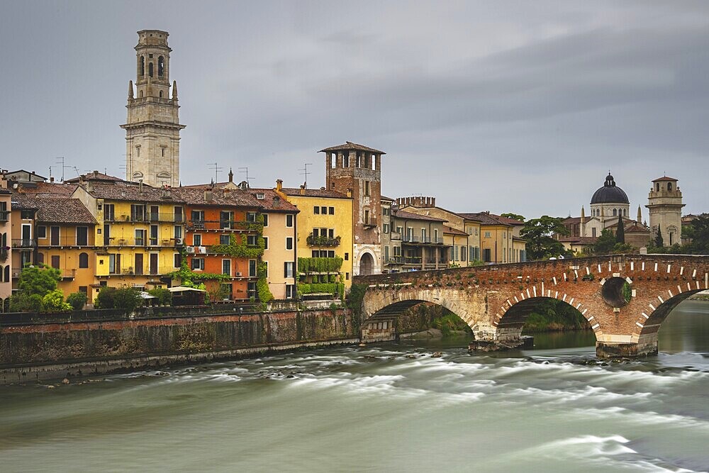 Old town with the Adige, Ponte Pietra, Verona, Adige Valley, Veneto, Italy, Europe