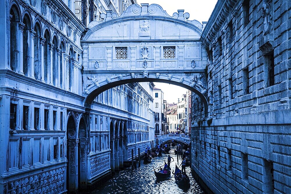 Tourists in gondolas sailing on the Rio de Palazzo o de Canonica Canal under the Bridge of Sighs (Ponte dei Sospiri) in Venice, Italy, Europe