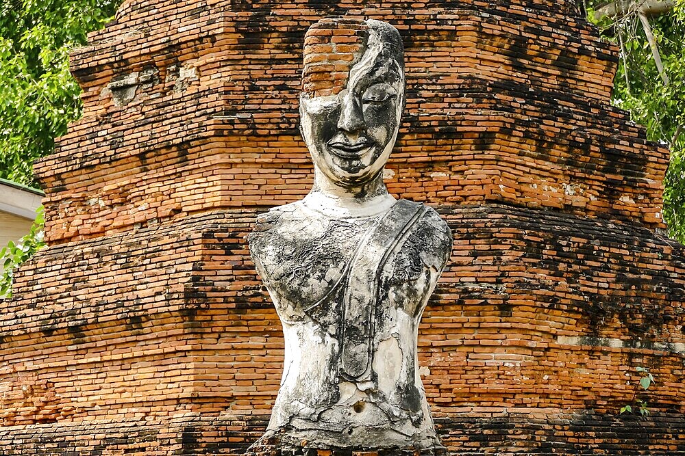 Beautiful photo of Ayutthaya Buddha Temple Ruins taken in thailand