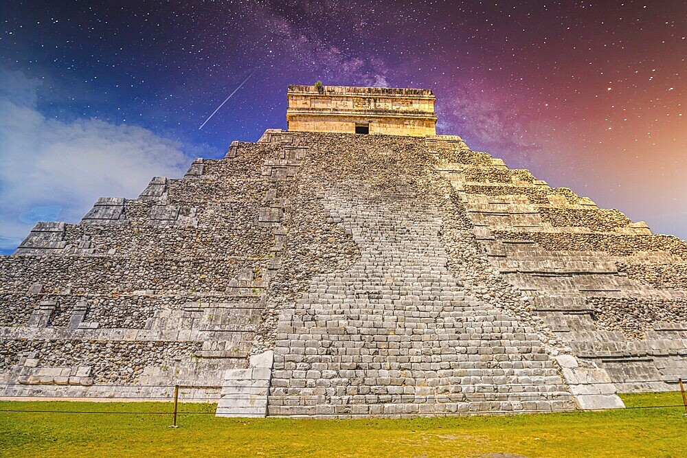 Tempelpyramide von Kukulcan El Castillo, Chichen Itza, Yucatan, Mexiko, Maya Zivilisation mit Milchstraße Galaxy Sterne Nachthimmel