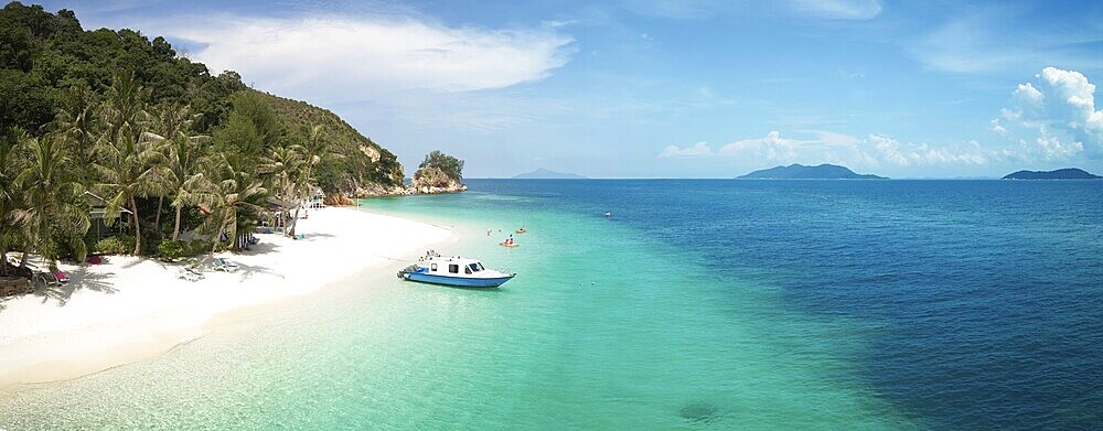 Schönes Strandpanorama Blick über eine Rawa Insel. Weißer Sandstrand von oben gesehen. Malaysia