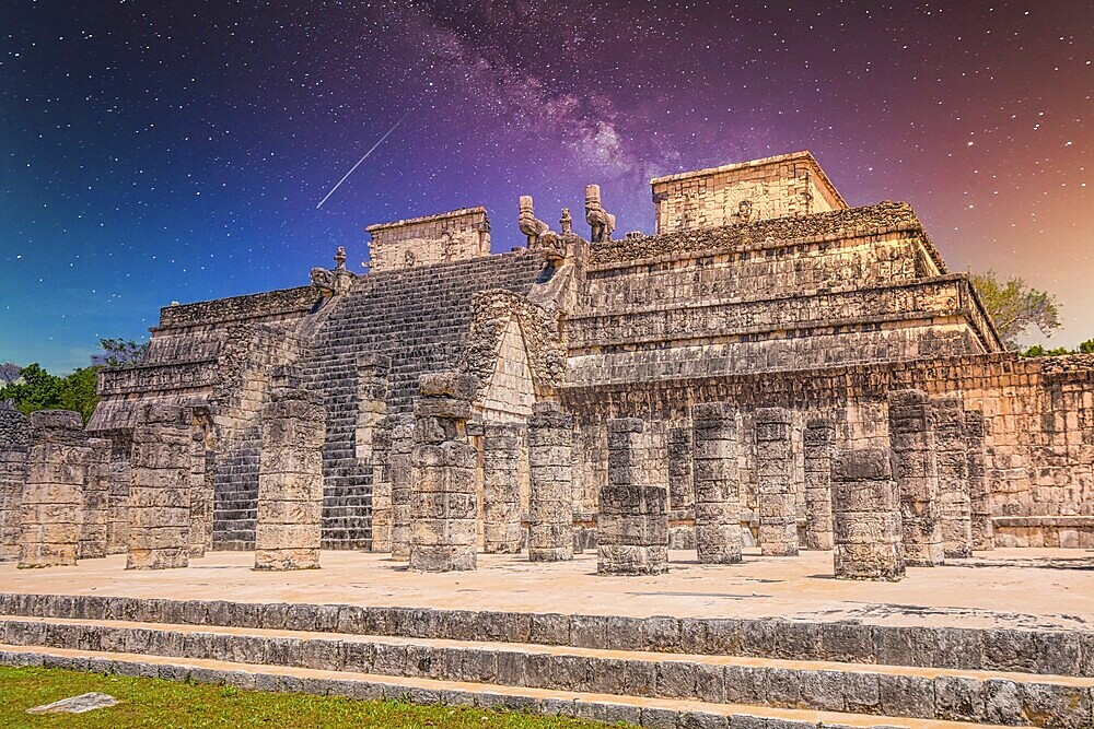 Tempel der Krieger in Chichen Itza, Quintana Roo, Mexiko. Maya Ruinen in der Nähe Cancun mit Milchstraße Galaxy Sterne Nachthimmel