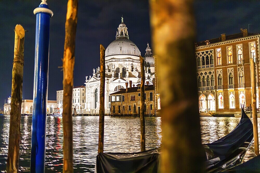 Gondelanleger am Canale Grande, Basilika Santa Maria della Salute, Nachtaufnahme, Venedig, Italian