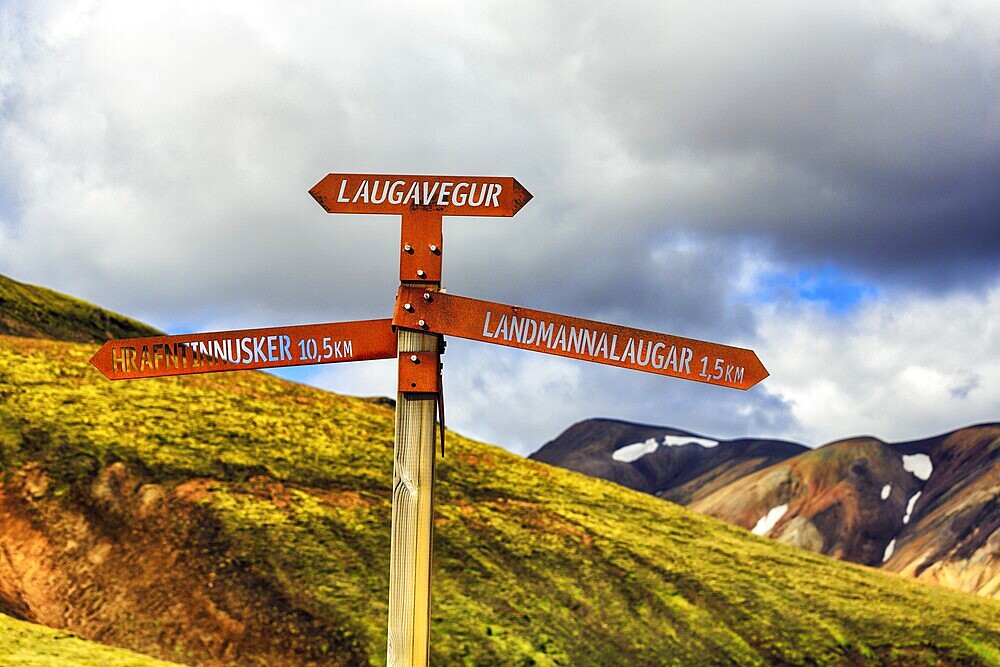 Signpost on the Laugavegur hiking trail, Landmannalaugar, remote hiking area in the Fjallabak nature reserve, Laugavegur hiking trail, Suðurland, Sudurland, Icelandic highlands, Iceland