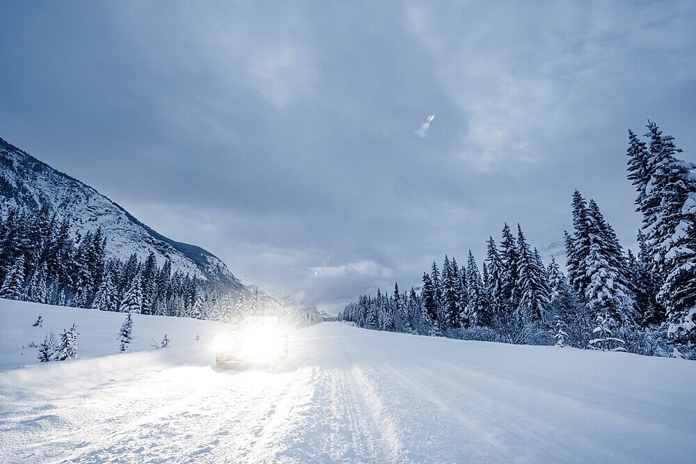 Winter road trip on the Icefields Parkway with lots of snow and ice, Banff National Park, Jasper National Park, Alberta, Canada