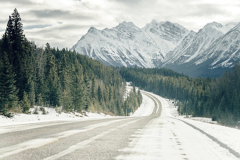 Winter road trip on the Icefields Parkway with lots of snow and ice, Banff National Park, Jasper National Park, Alberta, Canada