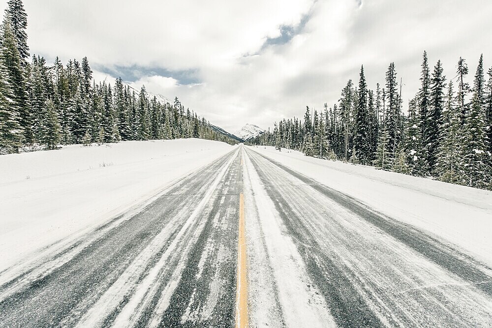 Winter road trip on the Icefields Parkway with lots of snow and ice, Banff National Park, Jasper National Park, Alberta, Canada