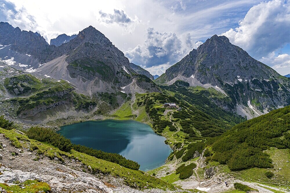 Panoramic mountain tour in Ehrwald via the Tajatorl to Drachensee, Coburger Hut and Seebensee in the Tiroler Zugspitz Arena