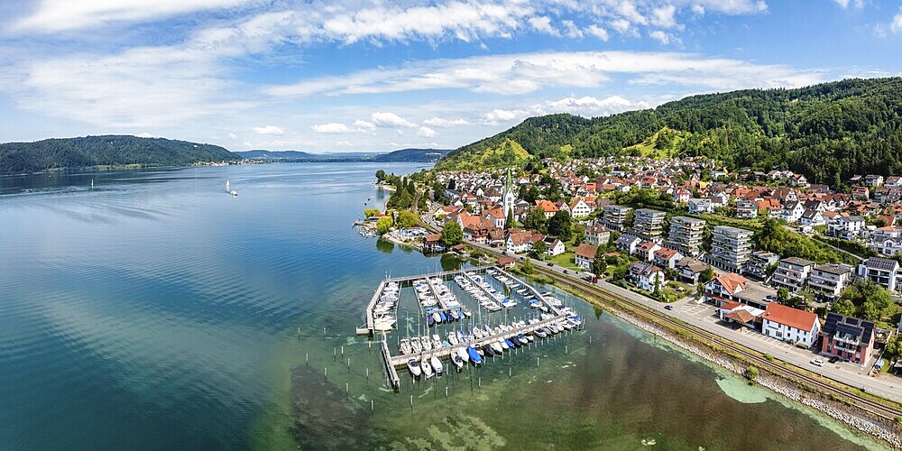 Luftbild, Panorama von der Ortschaft Sipplingen am Bodensee bei sommerlicher Vegetation, gegenüber der Bodanrück, Bodenseekreis Baden-Württemberg, Deutschland