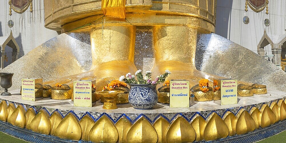 Feet of a 32 metre high standing Buddha decorated with glass mosaics and 24 carat gold, Luang Pho To or Phrasiariyametri, Wat Intharawihan, Bangkok, Thailand