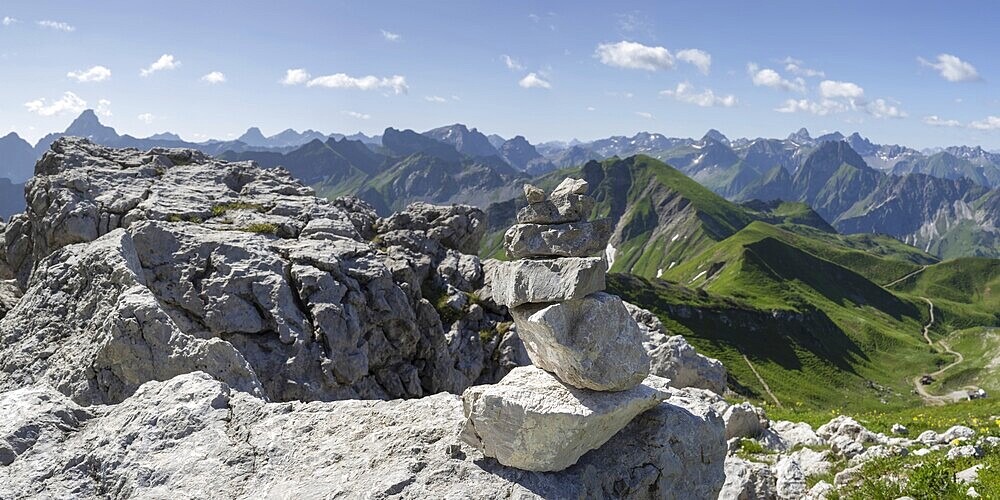 Mountain panorama from the Koblat-Höhenweg on the Nebelhorn, behind left the Hochvogel, 2592m, in the centre the Schneck, 2268m, and on the right the Höfats, 2258m, Allgäu Alps, Allgäu, Bavaria, Germany