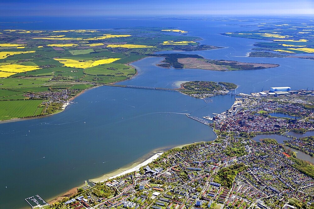 Stralsund, with the island of Rügen on the left in the background, Mecklenburg-Western Pomerania, Germany, aerial photo from a small aircraft, 27.04.2025  Stralsund, with the island of Rügen in the background, Mecklenburg-Western Pomerania, aerial photo from a small aircraft, April 27, 2025 ++ Minimum fee 50, - euro ++