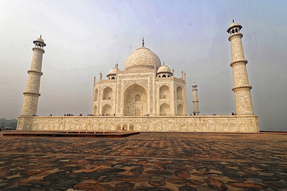 Taj Mahal Tomb, UNESCO World Heritage Site, Agra, Uttar Pradesh, India, Asia, The famous Taj Mahal at dawn with minarets and symmetrical design, Rajasthan, North India