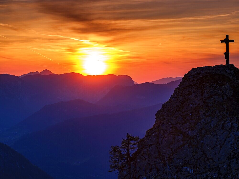 Cross on the summit of the Kleiner Jenner at sunset, Reiteralpe in the background, Berchtesgaden National Park, Schönau am Königssee, Upper Bavaria, Bavaria, Germany