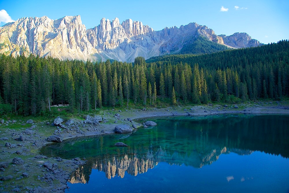 Lago di Carezza and Latemar Group mountains, Bolzano Province, Trentino-Alto Adige/South Tyrol, Italian Dolomites, Italy, Europe