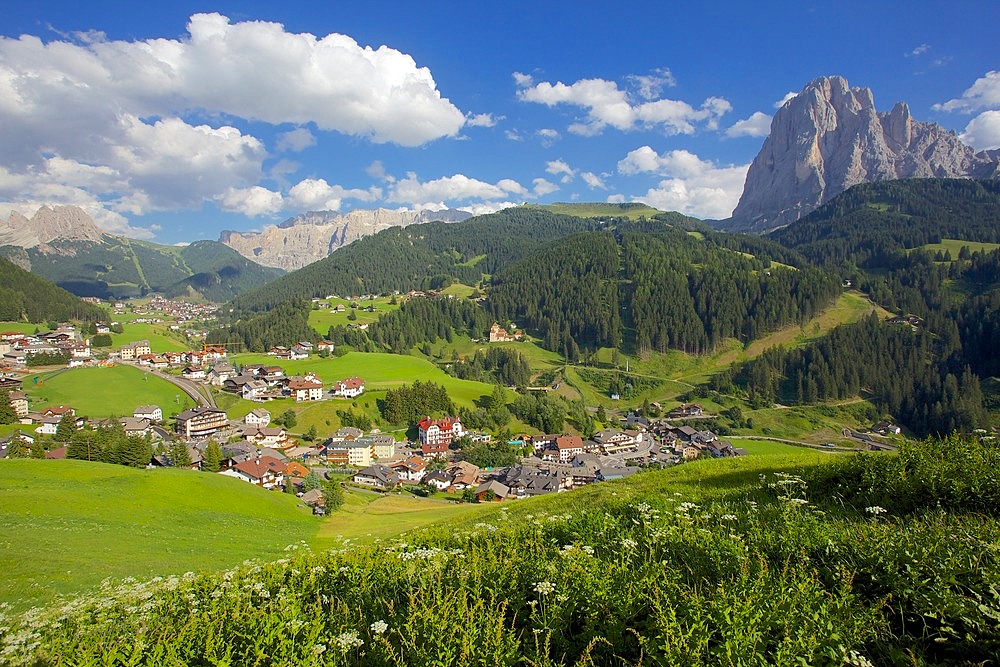 St. Cristina overlooked by Sassolungo Mountain, Gardena Valley, Bolzano Province, Trentino-Alto Adige/South Tyrol, Italian Dolomites, Italy, Europe