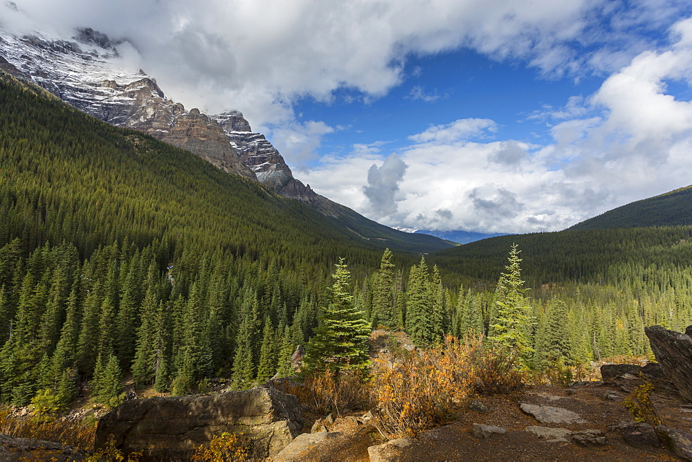 Mountainous landscape at Moraine Lake, Banff National Park, UNESCO World Heritage Site, Canadian Rockies, Alberta, Canada, North America