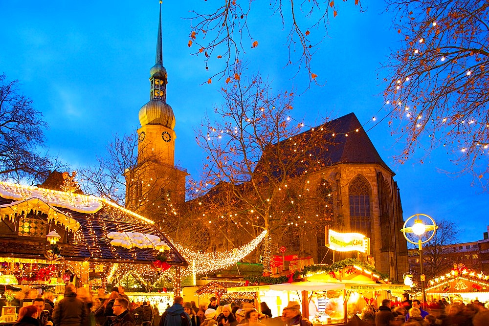 St. Reinoldi Church and Christmas Market at dusk, Dortmund, North Rhine-Westphalia, Germany, Europe