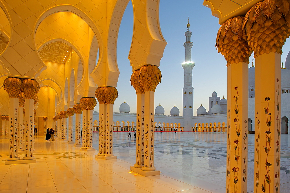 Sheikh Zayed Bin Sultan Al Nahyan Mosque at dusk, Abu Dhabi, United Arab Emirates, Middle East