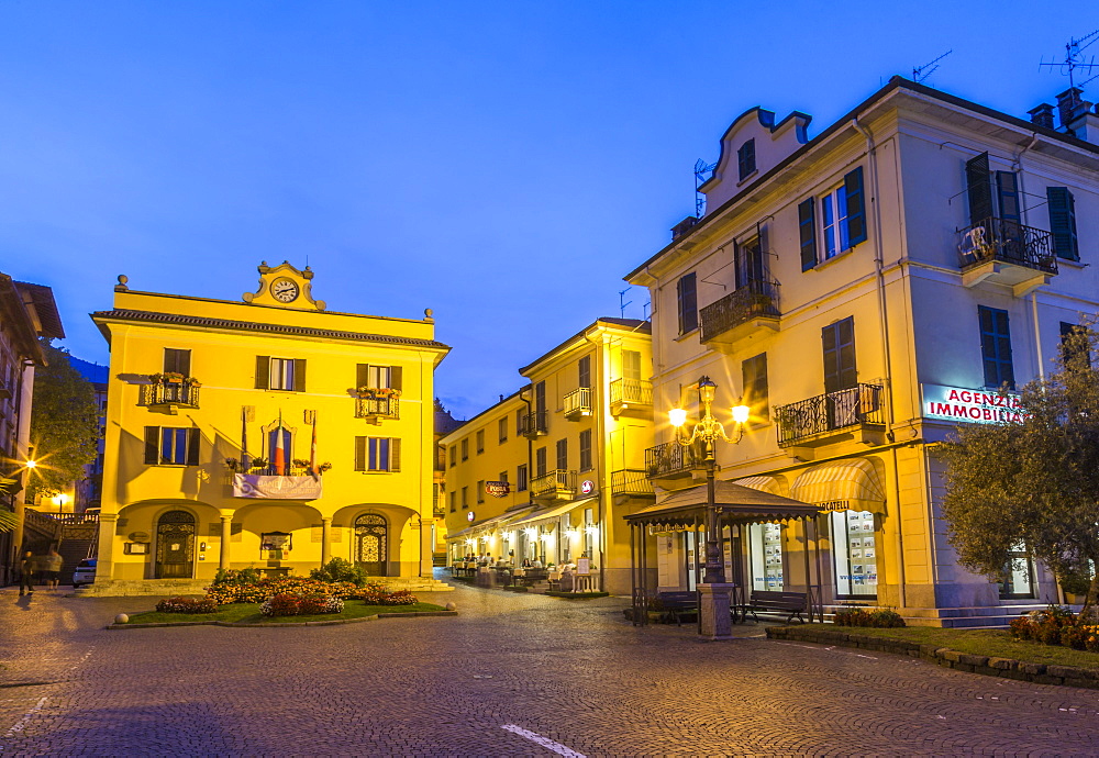 View of restaurant and architecture at dusk in Stresa, Lago Maggiore, Piedmont, Italian Lakes, Italy, Europe