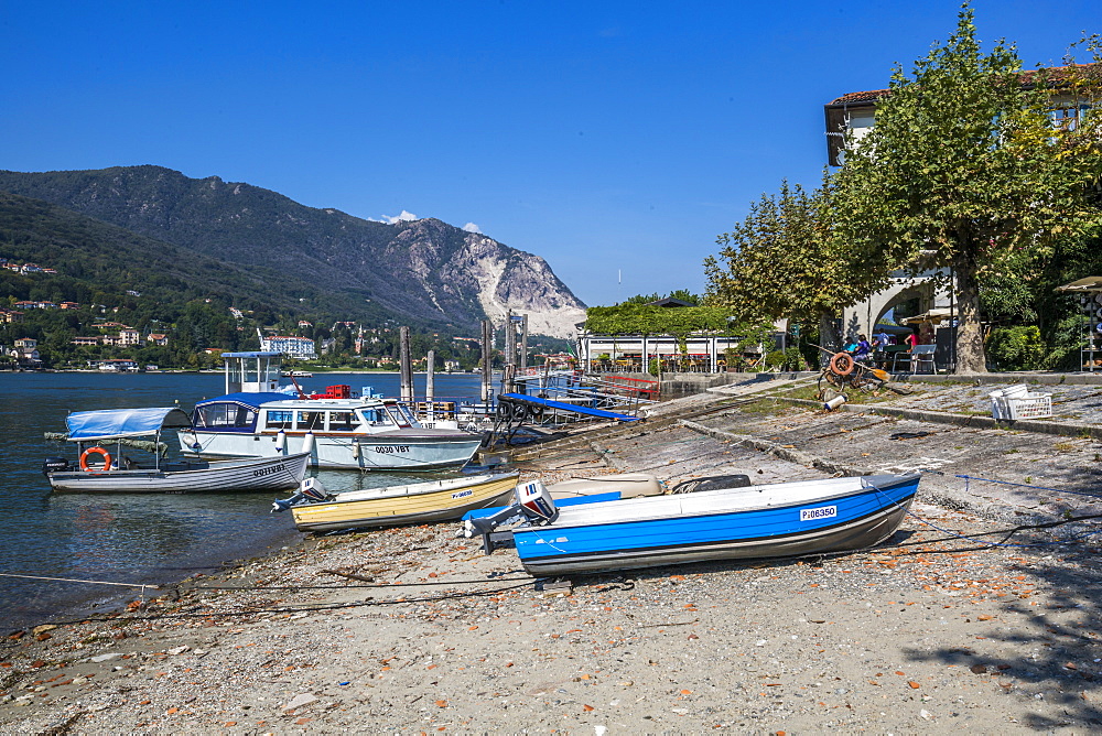 Boats on beach of Isola dei Pescatori, Borromean Islands, Lake Maggiore, Piedmont, Italian Lakes, Italy, Europe