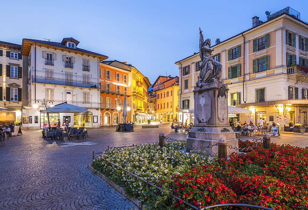 Al Fresco restaurants in Piazza Daniele Ranzoni at dusk, Intra, Verbania, Province of Verbano-Cusio-Ossola, Lake Maggiore, Italian Lakes, Italy, Europe