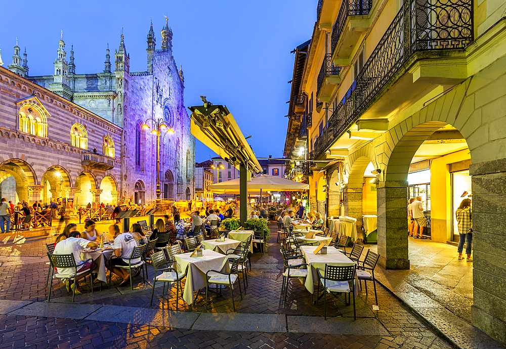 View of Duomo and restaurants in Piazza del Duomo at dusk, Como, Province of Como, Lake Como, Lombardy, Italy, Europe