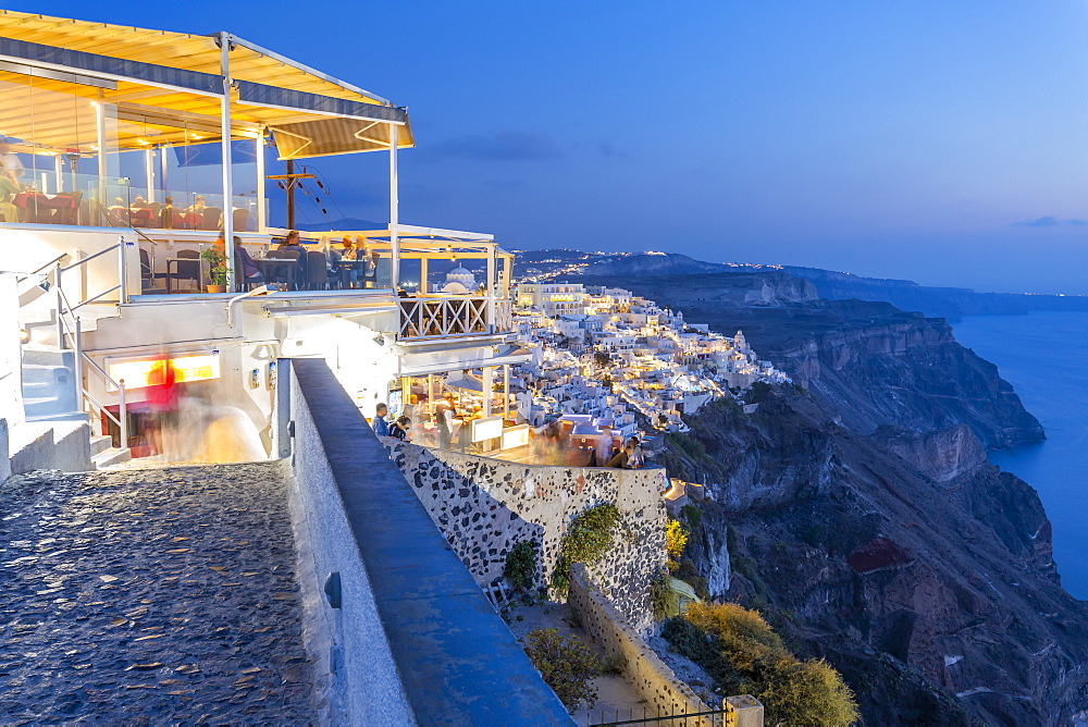 View of Greek restaurant overlooking the sea at Fira at dusk, Firostefani, Santorini (Thira), Cyclades Islands, Greek Islands, Greece, Europe