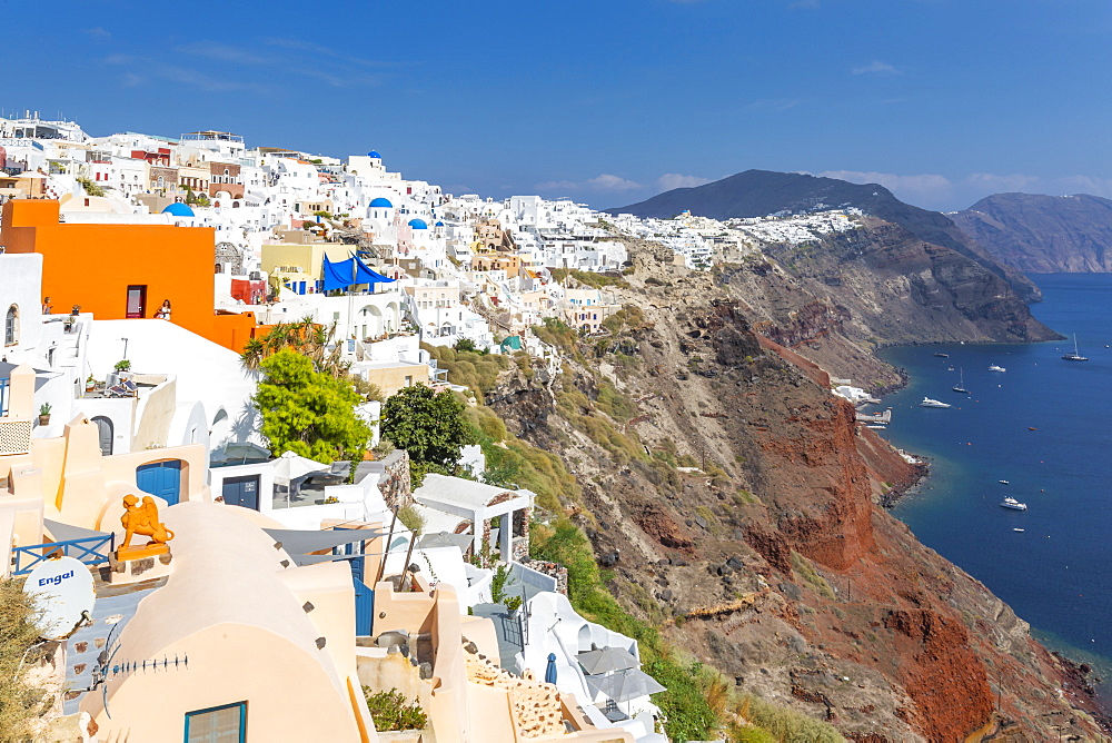 View of white washed house in Oia village, Santorini, Cyclades, Aegean Islands, Greek Islands, Greece, Europe