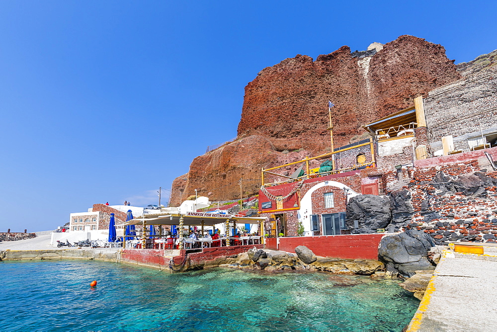 View of al fresco restaurant in little harbour, Santorini, Cyclades, Aegean Islands, Greek Islands, Greece, Europe