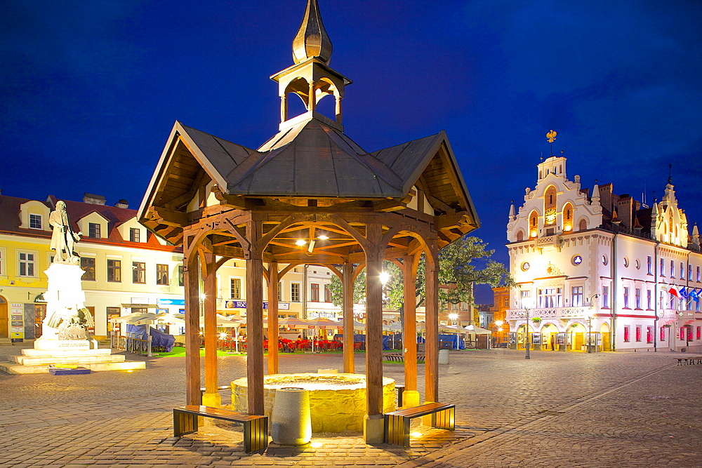 City Hall and well at dusk, Market Square, Old Town, Rzeszow, Poland, Europe