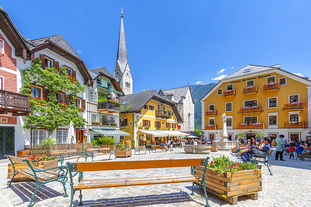 View of Marktplatz in Hallstatt village, UNESCO World Heritage Site, Salzkammergut region of the Alps, Salzburg, Austria, Europe