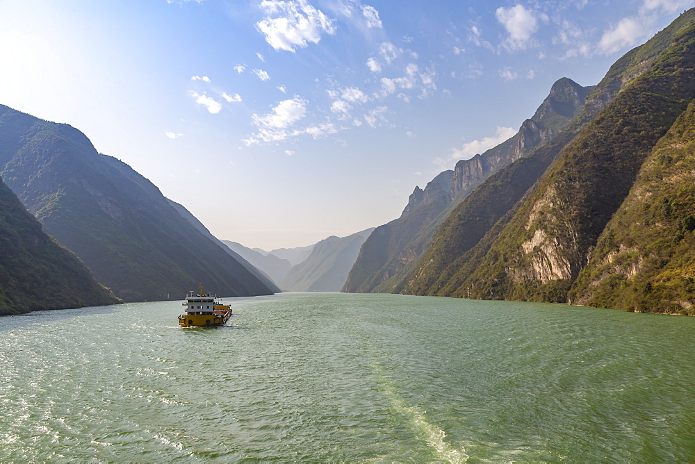 View of the Three Gorges on the Yangtze River from cruiseboat, People's Republic of China, Asia