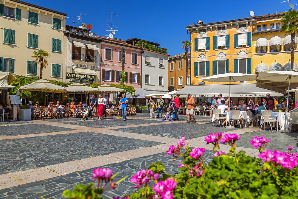 View of Piazza Giosue Carducci on a sunny day, Sirmione, Lake Garda, Brescia, Lombardy, Italian Lakes, Italy, Europe