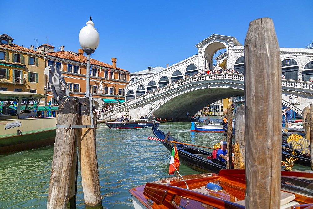 View of Rialto Bridge, Grand Canal and boats, Venice, UNESCO World Heritage Site, Veneto, Italy, Europe