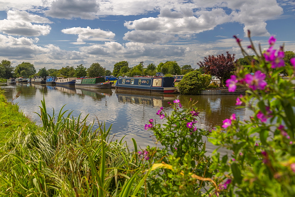 View of canal at Shardlow on a sunny day, South Derbyshire, Derbyshire, England, United Kingdom, Europe