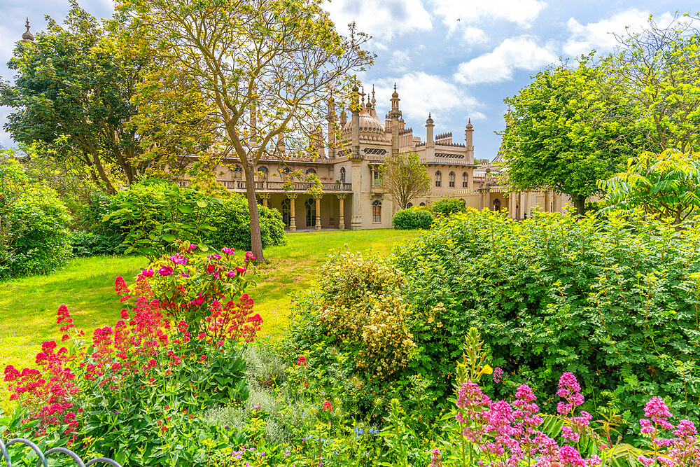 View of Brighton Pavilion and gardens in high summer, Brighton, Sussex, England, United Kingdom, Europe