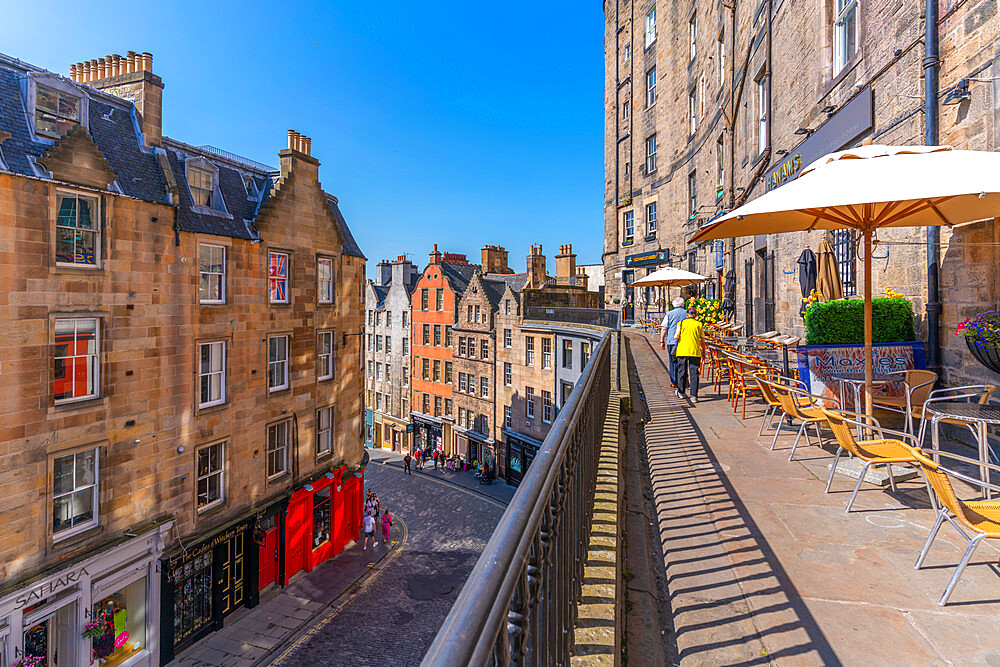 View of cafes on Victoria Terrace, overlooking W Bow (West Bow) near the Grassmarket, Edinburgh, Lothian, Scotland, United Kingdom, Europe