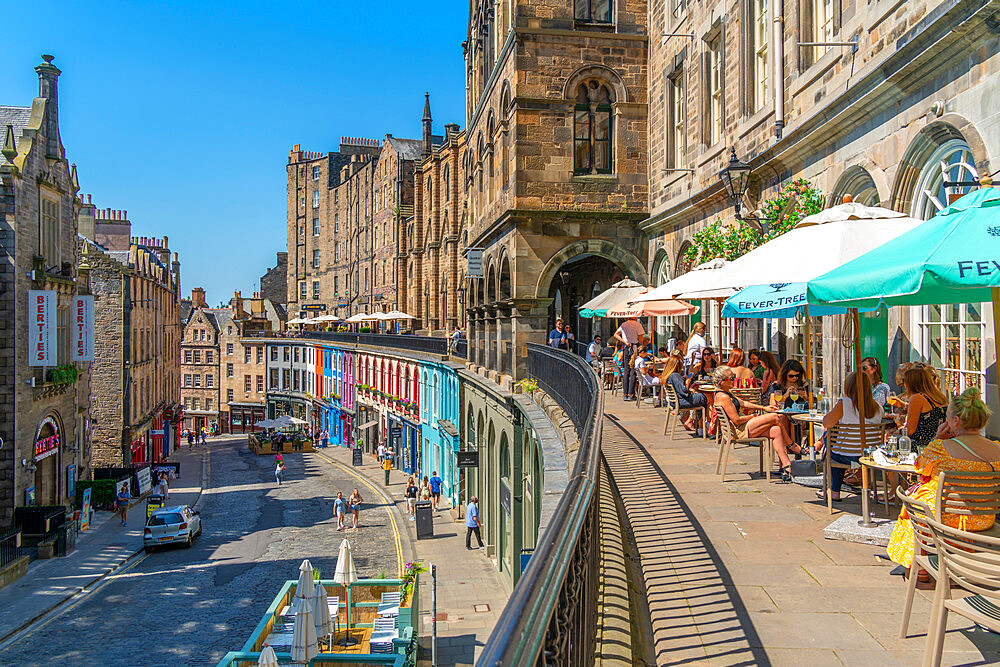 View of cafes on Victoria Terrace, overlooking W Bow (West Bow) near the Grassmarket, Edinburgh, Lothian, Scotland, United Kingdom, Europe