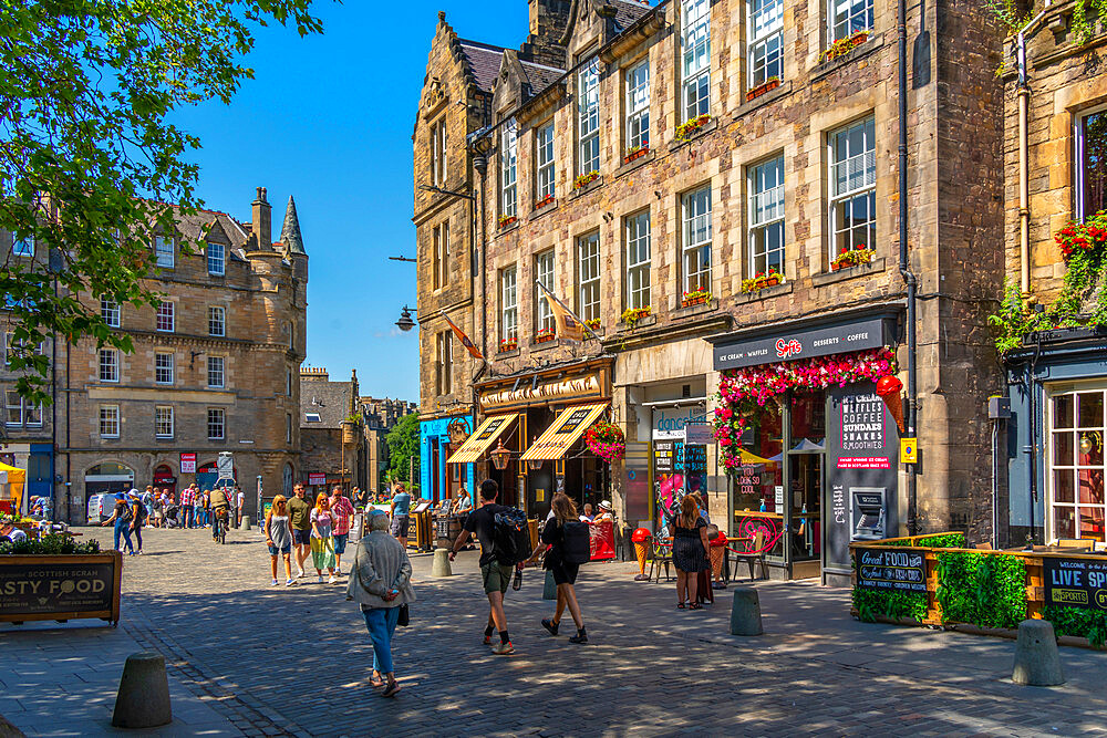 View of cafes and restaurants on the Grassmarket, Edinburgh, Lothian, Scotland, United Kingdom, Europe