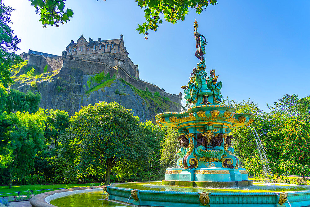 View of the Ross Fountain and Edinburgh Castle, West Princes Street Gardens, Edinburgh, Lothian, Scotland, United Kingdom, Europe