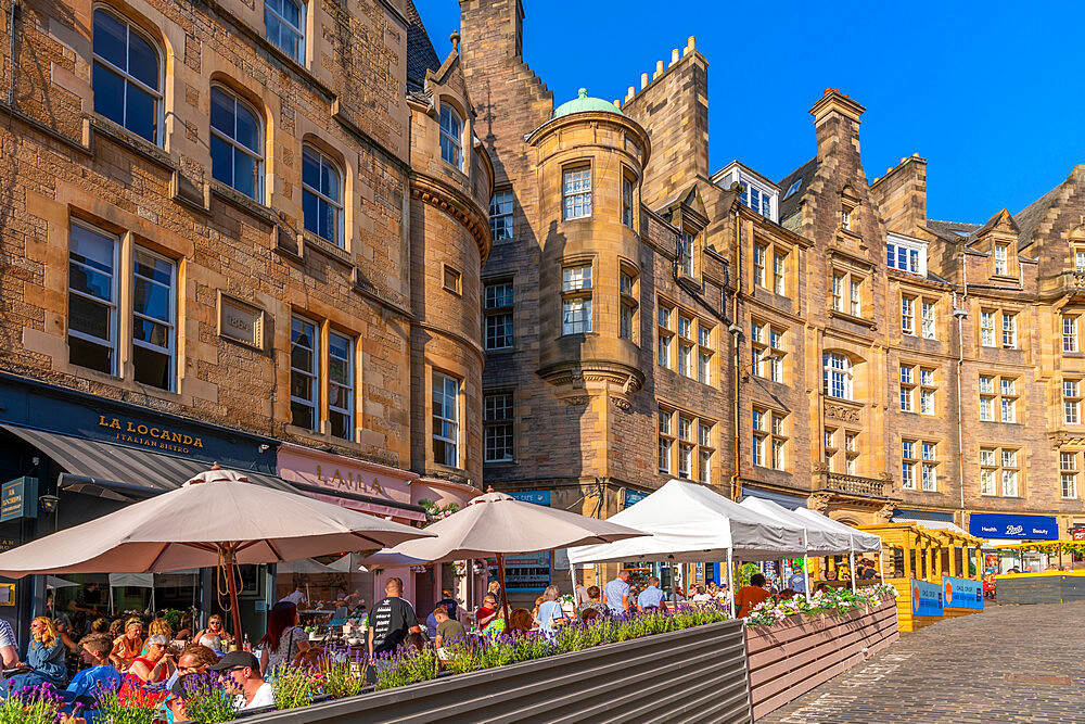 View of cafes and restaurants on Cockburn Street, Old Town, UNESCo World Heritage Site, Edinburgh, Lothian, Scotland, United Kingdom, Europe