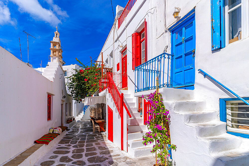 View of whitewashed cobbled street, Mykonos Town, Mykonos, Cyclades Islands, Greek Islands, Aegean Sea, Greece, Europe